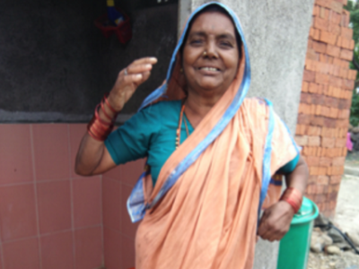 Indienne se tenant devant ses toilettes neuves