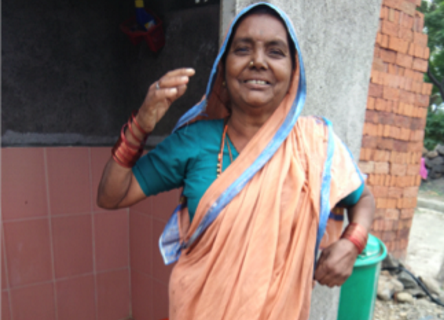 Indienne se tenant devant ses toilettes neuves