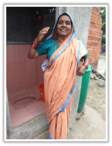 femme indienne devant les latrines neuves