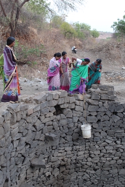 5 femmes indiennes au puits de Rajewadi