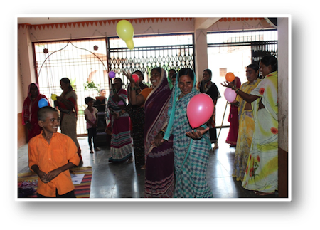 Femmes indiennes participant à la réunion sur le droit des femmes en Inde