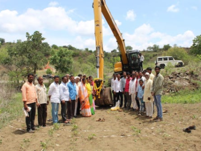 Equipe de Rain Drop et villageois devant un engin de chantier