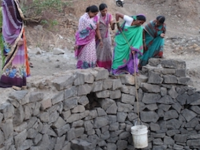 5 femems indiennes remontent de l'eau d'un puits