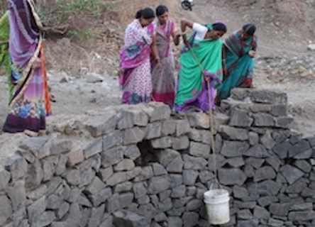 5 femems indiennes remontent de l'eau d'un puits