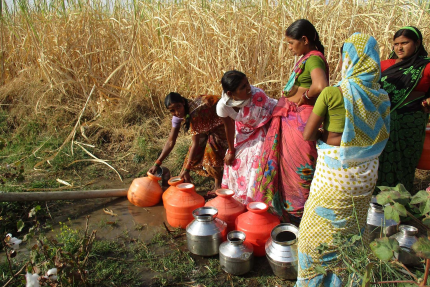 femmes indiennes vont chercher de l'eau